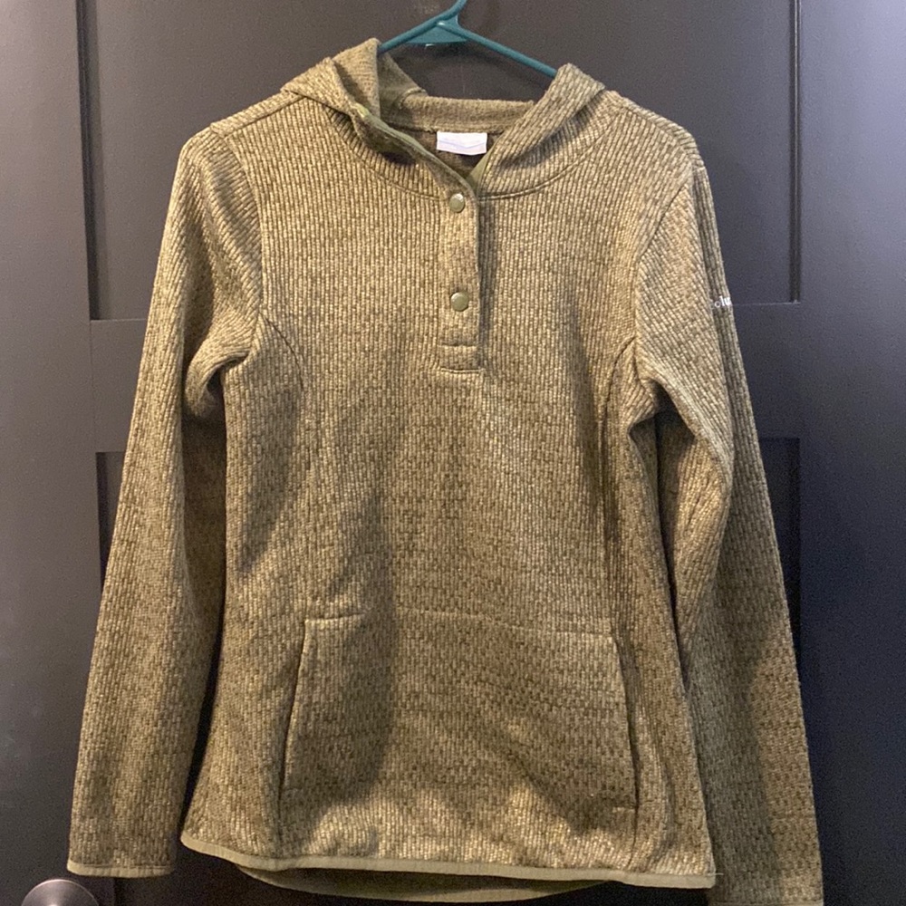 Women’s Columbia pullover with hood